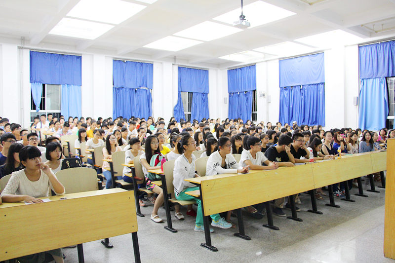 法学院2015级新生入学教育之学生组织宣讲会顺利举行